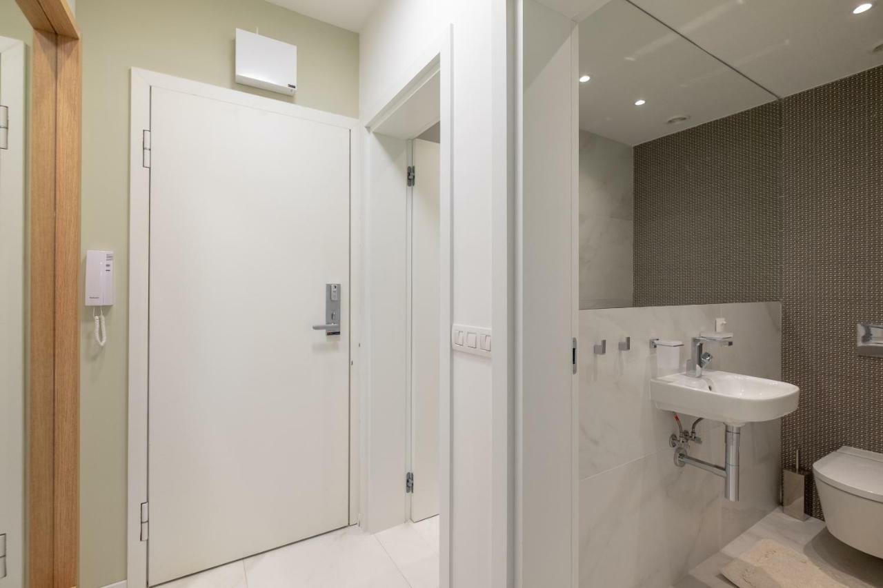 Vitosha Blvd Luxury 2-Bedroom, 2-Bathroom With Balcony Sofia Buitenkant foto